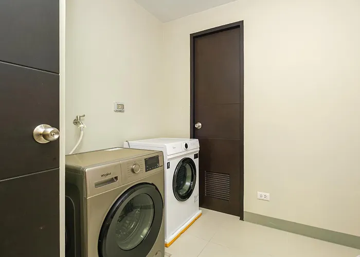 Premium 3br Uptownbgc W/ Bathtub & Balcony Apartment